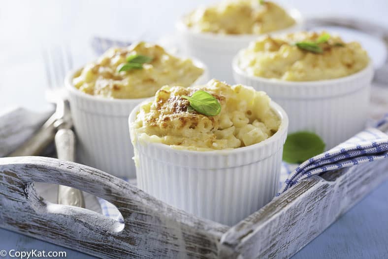 4 ramekins of baked macaroni and cheese on a tray