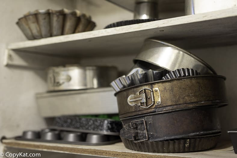 different sizes of baking pans