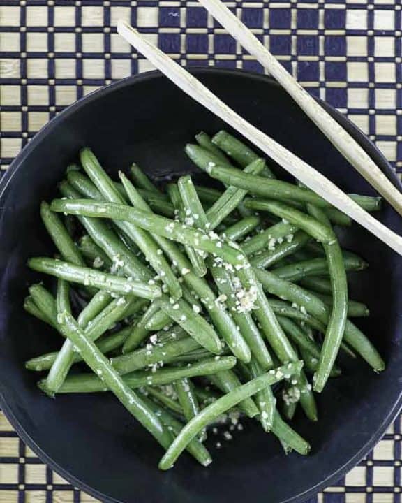 fresh green beans with garlic butter in a bowl