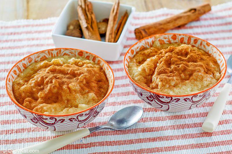 two bowls of homemade Kozy Shack rice pudding and a bowl of cinnamon sticks