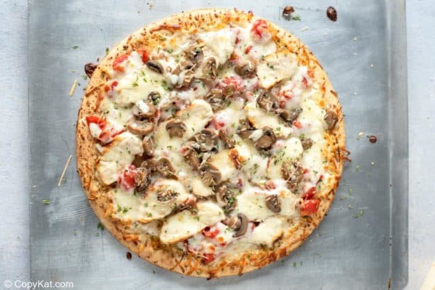 freshly baked homemade Olive Garden chicken formaggio pizza