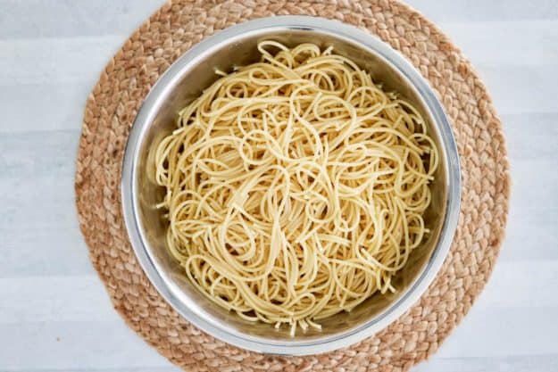cooked spaghetti in a bowl.
