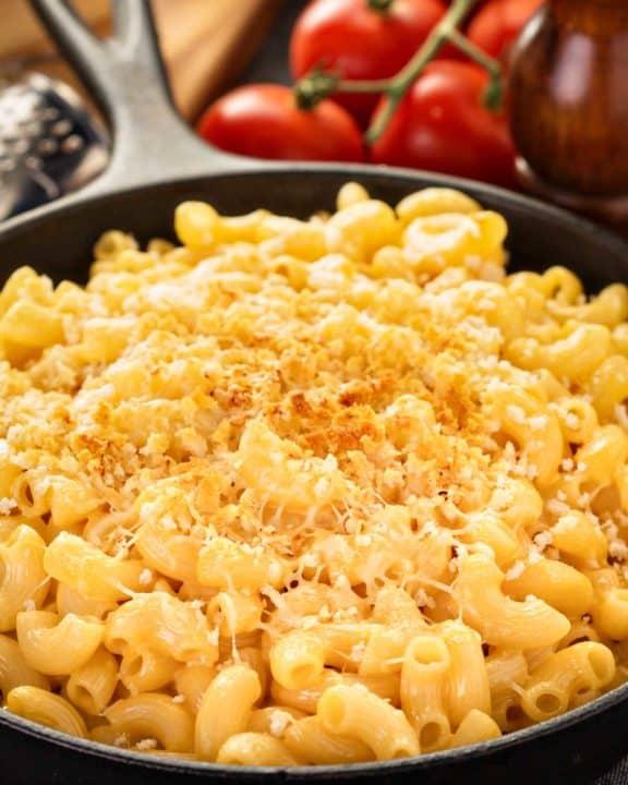 closeup of macaroni and cheese in a cast iron skillet.