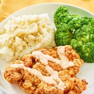 copycat Outback Steakhouse bloomin fried chicken, broccoli, and mashed potatoes on a plate.