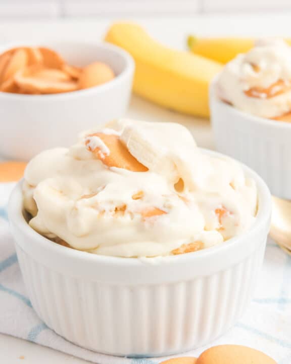 copycat Magnolia Bakery banana pudding, Nilla wafers, and bananas.