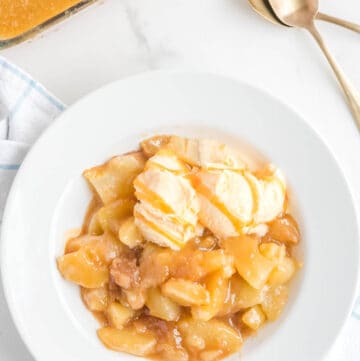 Overhead view of copycat Olive Garden apple carmelina.