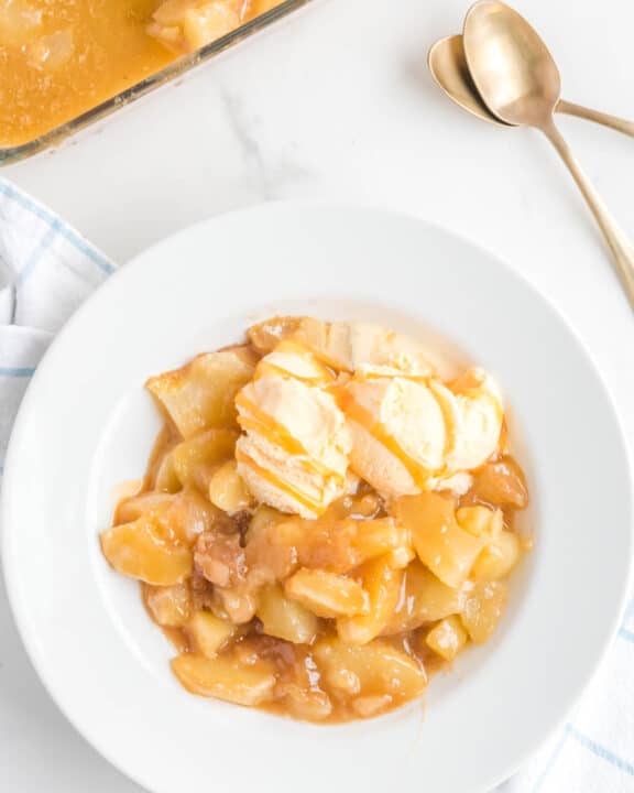 Overhead view of copycat Olive Garden apple carmelina.