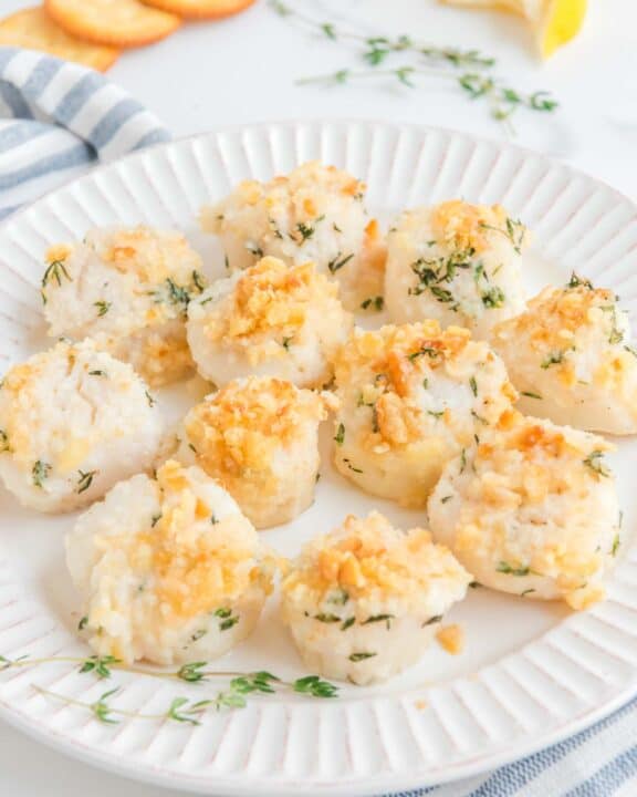 Baked Scallops with Ritz cracker topping on a plate.