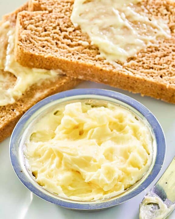 Copycat Saltgrass Steakhouse honey butter in a bowl and on bread slices.