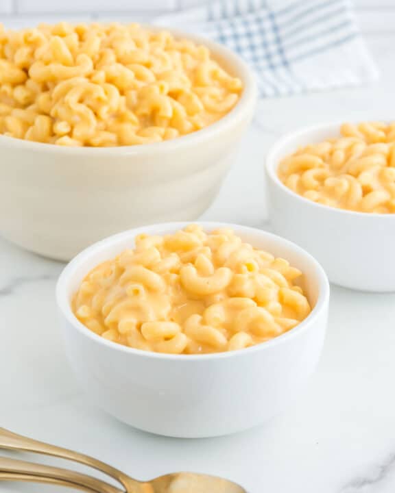 Copycat KFC mac and cheese in bowls.