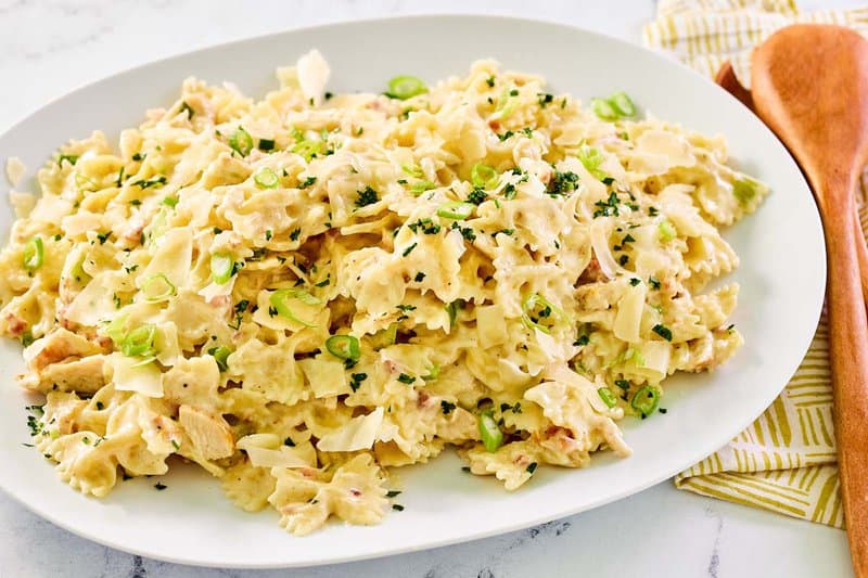 Copycat Macaroni Grill sugo bianco on a platter.
