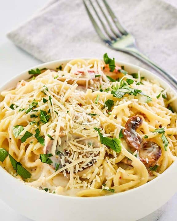 Copycat Olive Garden carbonara in a large bowl.