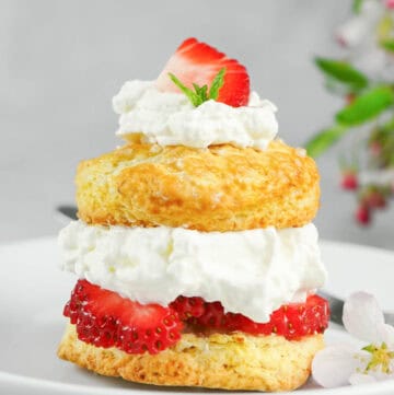 Copycat Ted's Montana Grill strawberry shortcake on a plate.